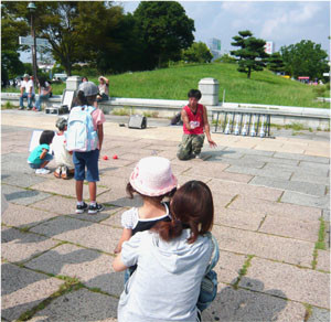 茂原市の萩原交通公園で遊ぶ女性と子供