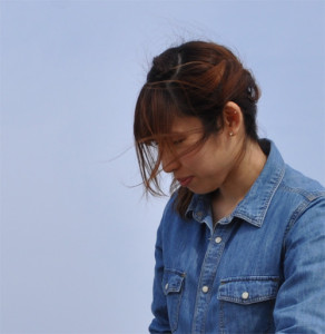 千葉県の九十九里浜で頭痛に悩む女性