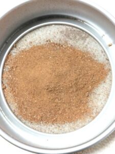 細かいザルで「ふるい」にかけます